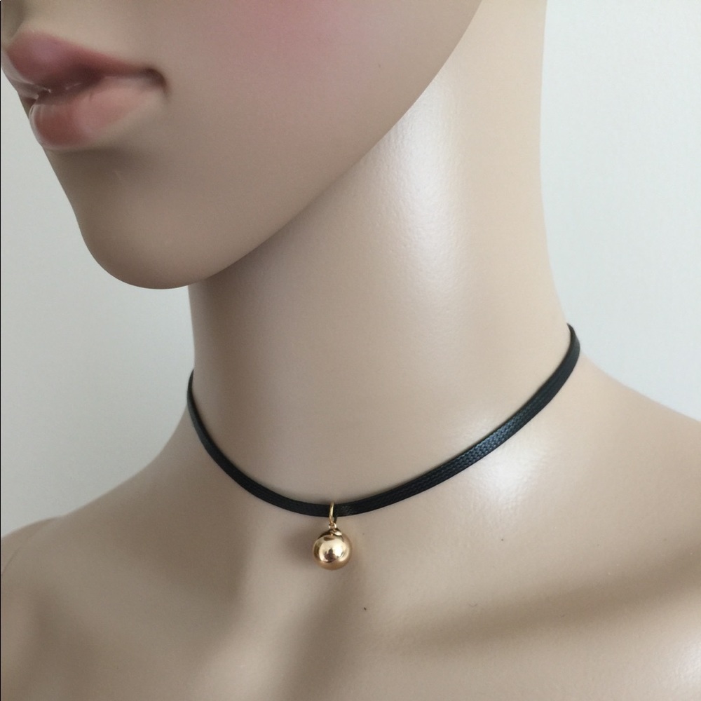 Black Choker round pendant